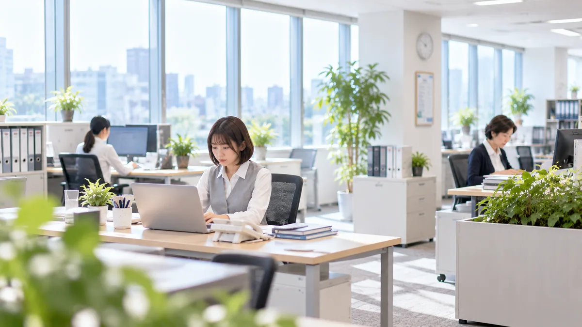 高圧的な女性と無理のない距離を保ち、相手の様子を気にしすぎず自分の仕事に集中している女性。