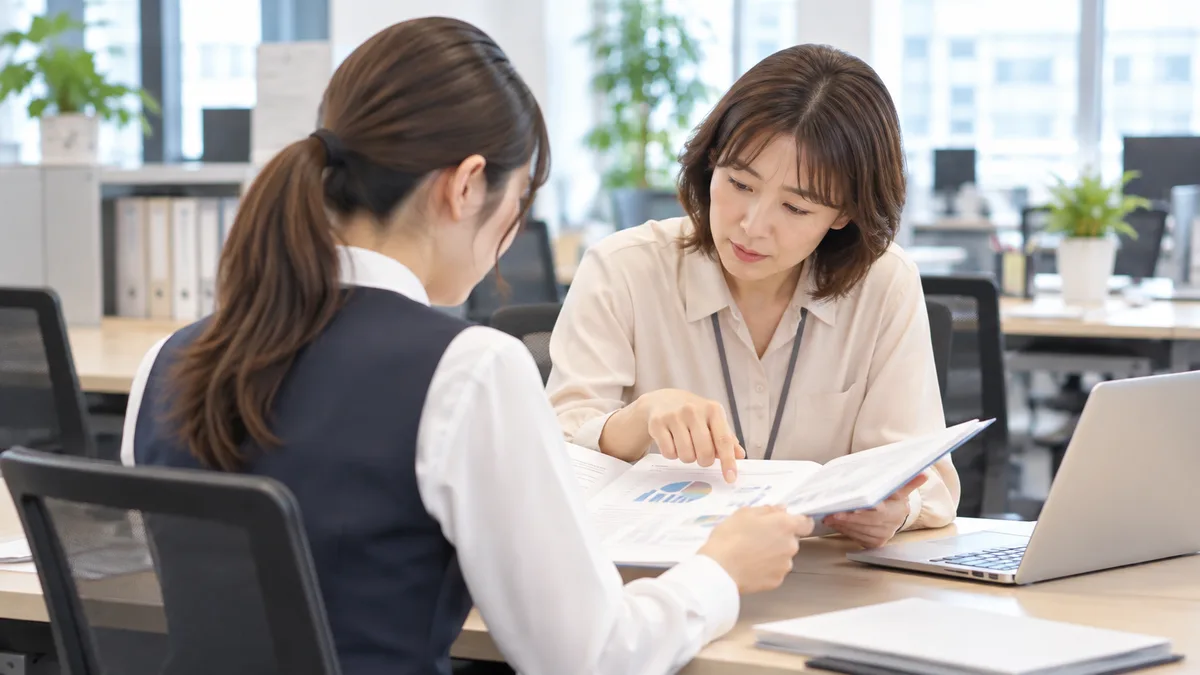 会話中の細かな間違いに気づき、相手の話を聞きながら訂正しようとしている職場の人物の様子