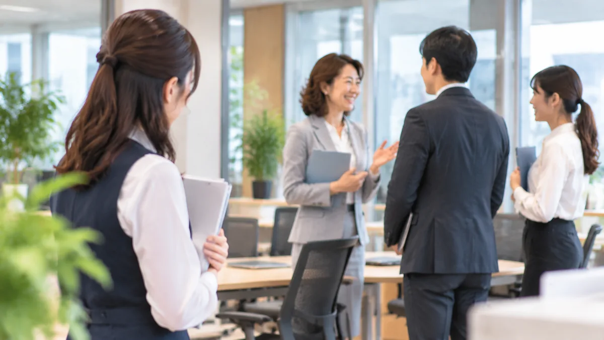 職場で相手によって接し方が違うように見える場面を観察し、人間関係について考える女性の様子